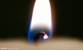 蜡烛燃烧时的蓝色火焰