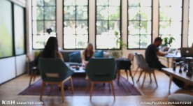 人在室内的模糊视频