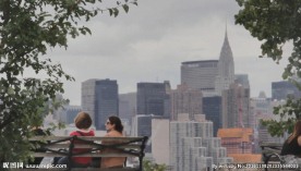 坐在长椅上的女人