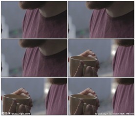 女人喝着咖啡与人交谈