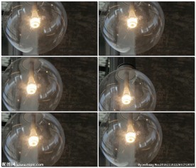 天花板上来回摆动的灯泡