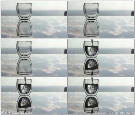 向饮用玻璃杯内倒水