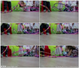 小女孩玩呼啦圈