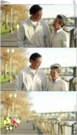 老年夫妇户外散步行走