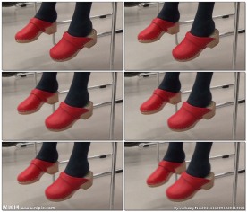 女人穿着木底鞋晃动脚