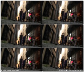 模糊画面人走过街道