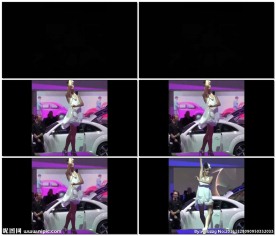 一个女人在车展上跳舞