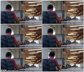 在工作上忙碌的男人