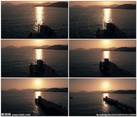 人们在唯美落日下钓鱼