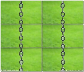 雨中的草地上的铁链