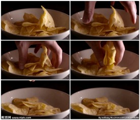 手抓薯片的慢动作高清视频