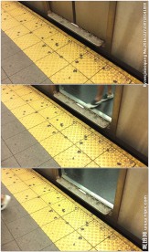 地铁开门乘客下车