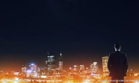 商务人士孤独看着繁华城市