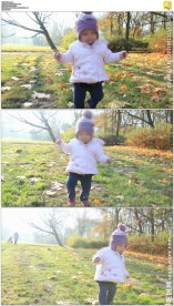 可爱的小女孩在秋天公园学走路