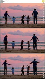 一家五口海滩跳跃