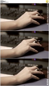 手拿着笔握着鼠标