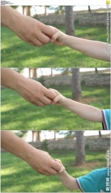 公园父子大手拉小手