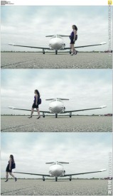 职业女性走过私人飞机