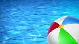 水与太阳伞视频素材