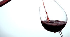 慢镜头红酒倒入透明背景高脚杯