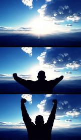 成功人士登上人生高峰举手欢呼