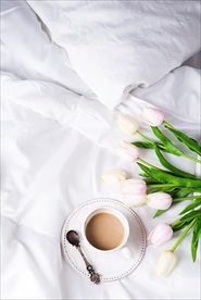 郁金香和咖啡杯