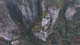 张家界山峦起伏云飘渺 斑斓秋色