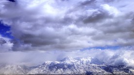 高原云层雪山美景
