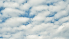 白云在天空掠过