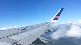 从飞机的窗户望着天空