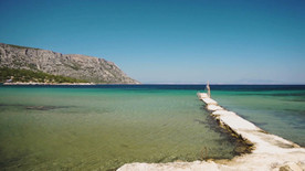 在海滩上的天然石材码头