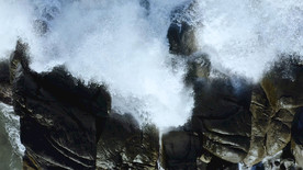 海浪拍打在岩石上