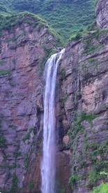 华沙吊水岩瀑布