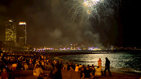 海滩看烟花 海边