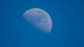 近距离看月亮 月牙