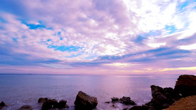 海洋上的粉红色天空