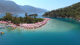 美丽拥挤的海滩