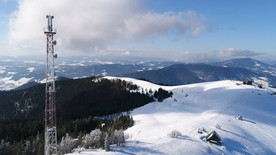高大的电信塔在雪中