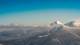 湛蓝的天空美丽的雪山