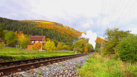 蒸汽火车在轨道上移动