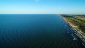 蓝色大海长长的海岸线