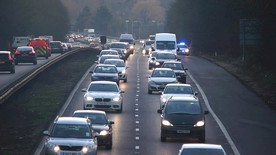 高清城市高速川流不息的车辆