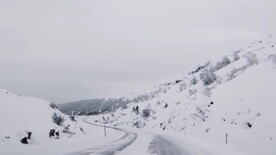 积雪覆盖的乡村道路