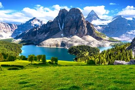 雪山下的河流草原