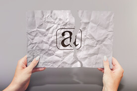 手持褶皱海报样机