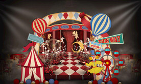 红色旋转木马主题仪式区