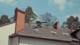 无人机在房屋前盘旋