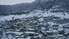 一座被雪覆盖的古老塔楼的小镇