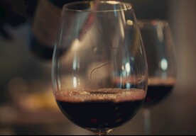 倒红酒实拍视频