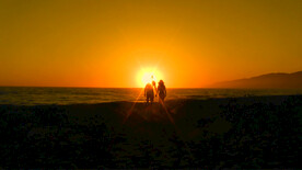 情侣一起看夕阳